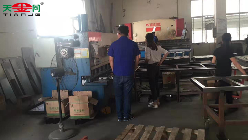 德資企業考察團隊走進工具柜廠家天金岡，實地參觀考察工廠！