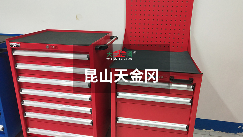 天金岡工具柜公司旗下車間工具柜抽屜導軌采用專利導軌設計，并配合機械軸承滑動！